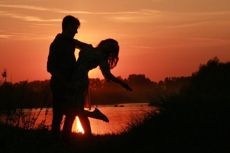 Západ Slnka, muž drží ženu, romantické, pár