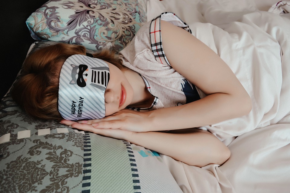 spánok s maskou